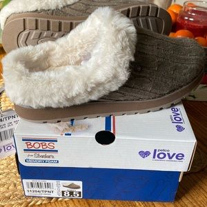 New Skechers memory foam keepsakes slippers taupe/natural